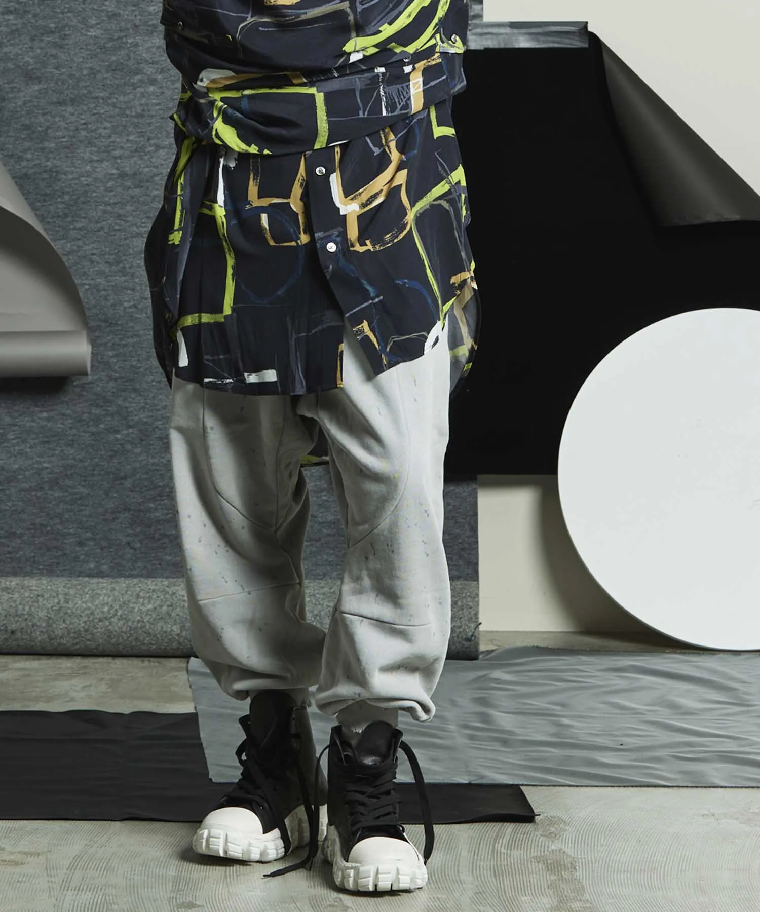 Three-Dimensional Cutting Weathered Sweat Pants